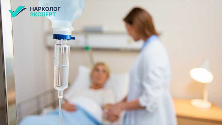 Капельница на фоне палаты